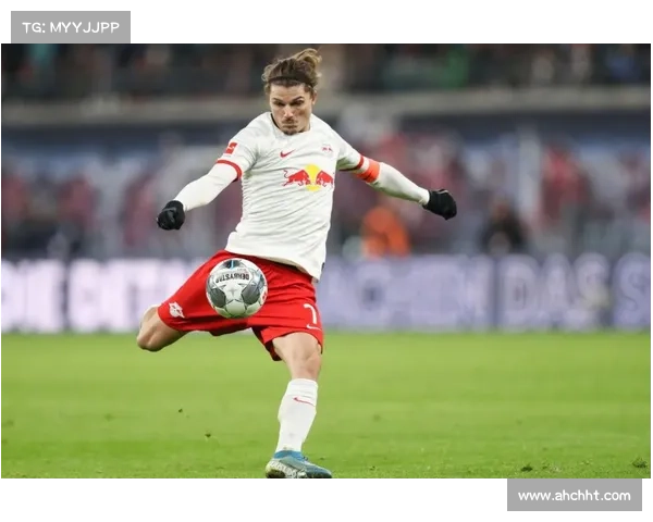 如何正确指导霍伊伦在中场的表现提升与战术适应性分析